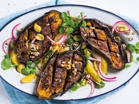 Auberginen auf Orangen und Oliven