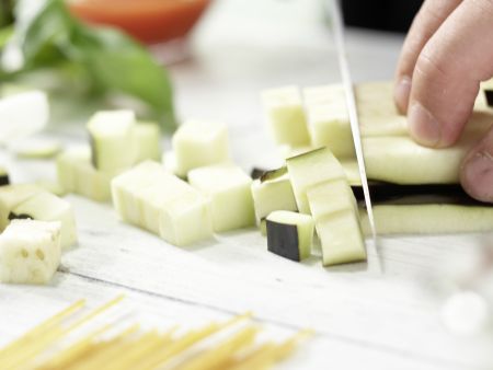 Auberginen-Spaghetti Zubereitung Schritt 1 Auberginen-Spaghetti Zubereitung Schritt 1