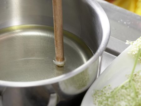Ausgebackene Holunderblüten Zubereitung Schritt 4 Ausgebackene Holunderblüten Zubereitung Schritt 4