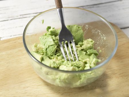 Avocado-Dip Zubereitung Schritt 2 Avocado-Dip Zubereitung Schritt 2