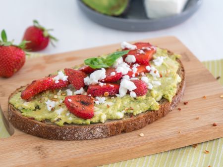 Avocado-Erdbeeren-Brot