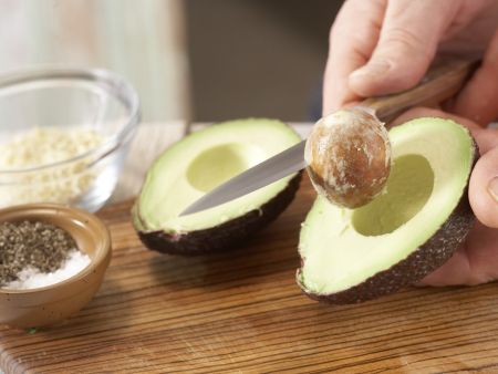 Avocado mit Mandelkruste Zubereitung Schritt 3 Avocado mit Mandelkruste Zubereitung Schritt 3