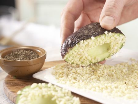 Avocado mit Mandelkruste Zubereitung Schritt 4 Avocado mit Mandelkruste Zubereitung Schritt 4
