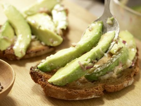 Avocado-Toast mit Koriander Zubereitung Schritt 7 Avocado-Toast mit Koriander Zubereitung Schritt 7