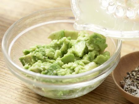 Avocadocreme auf Vollkornbrot Zubereitung Schritt 3 Avocadocreme auf Vollkornbrot Zubereitung Schritt 3