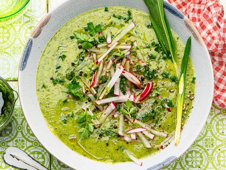 Bärlauchcremesuppe mit Radieschen