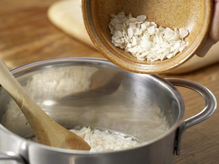 Bananen-Kakao-Brei mit Reisflocken Zubereitung Schritt 1 Bananen-Kakao-Brei mit Reisflocken Zubereitung Schritt 1