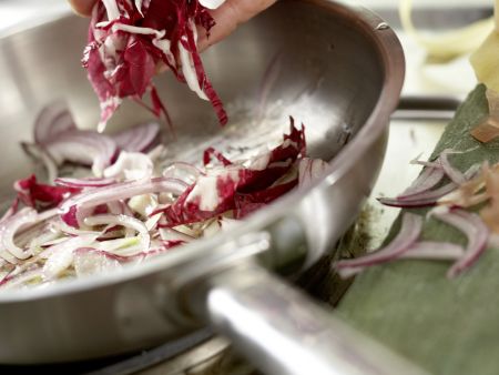Bandnudeln mit Radicchio Zubereitung Schritt 4 Bandnudeln mit Radicchio Zubereitung Schritt 4