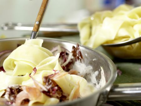 Bandnudeln mit Radicchio Zubereitung Schritt 8 Bandnudeln mit Radicchio Zubereitung Schritt 8