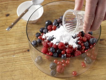 Beeren-Bowle Zubereitung Schritt 5 Beeren-Bowle Zubereitung Schritt 5