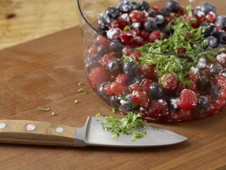 Beeren-Bowle Zubereitung Schritt 6 Beeren-Bowle Zubereitung Schritt 6