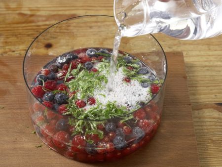 Beeren-Bowle Zubereitung Schritt 7 Beeren-Bowle Zubereitung Schritt 7