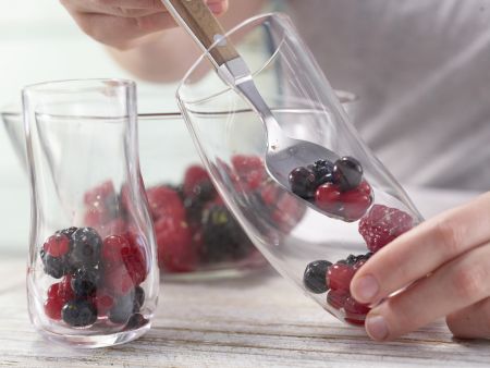 Beeren-Joghurt-Schichtdessert Zubereitung Schritt 3 Beeren-Joghurt-Schichtdessert Zubereitung Schritt 3