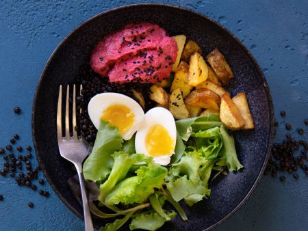 Belugalinsen-Bowl mit Rote-Bete-Hummus, Kartoffeln und Ei
