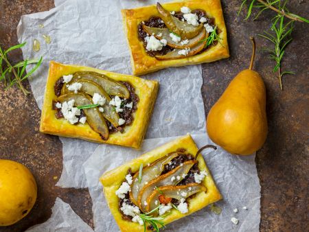 Birne-Feta-Schnitten mit Rosmarin