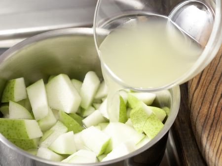 Birnen-Zwieback-Brei Zubereitung Schritt 2 Birnen-Zwieback-Brei Zubereitung Schritt 2