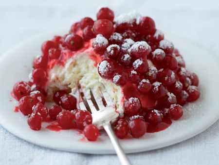Biskuit-Törtchen mit Mascarpone-Creme und Johannisbeeren Biskuit-Törtchen mit Mascarpone-Creme und Johannisbeeren