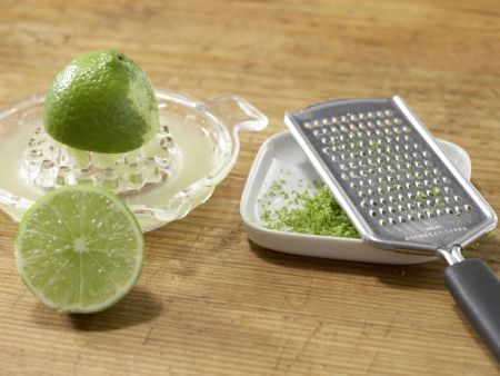 Biskuitrolle mit Erdbeersahne Zubereitung Schritt 1 Biskuitrolle mit Erdbeersahne Zubereitung Schritt 1