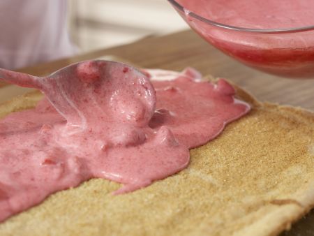Biskuitrolle mit Erdbeersahne Zubereitung Schritt 11 Biskuitrolle mit Erdbeersahne Zubereitung Schritt 11