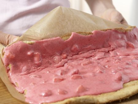 Biskuitrolle mit Erdbeersahne Zubereitung Schritt 12 Biskuitrolle mit Erdbeersahne Zubereitung Schritt 12