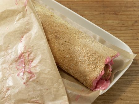 Biskuitrolle mit Erdbeersahne Zubereitung Schritt 13 Biskuitrolle mit Erdbeersahne Zubereitung Schritt 13