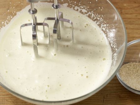 Biskuitrolle mit Erdbeersahne Zubereitung Schritt 2 Biskuitrolle mit Erdbeersahne Zubereitung Schritt 2