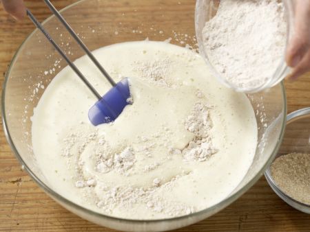 Biskuitrolle mit Erdbeersahne Zubereitung Schritt 3 Biskuitrolle mit Erdbeersahne Zubereitung Schritt 3