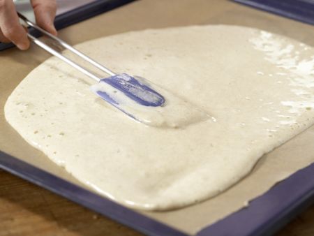 Biskuitrolle mit Erdbeersahne Zubereitung Schritt 4 Biskuitrolle mit Erdbeersahne Zubereitung Schritt 4