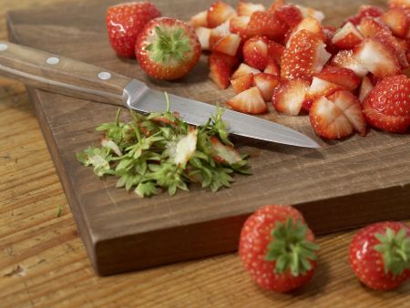 Biskuitrolle mit Erdbeersahne Zubereitung Schritt 7 Biskuitrolle mit Erdbeersahne Zubereitung Schritt 7