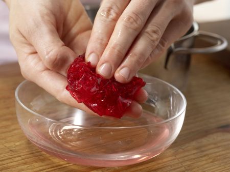Biskuitrolle mit Erdbeersahne Zubereitung Schritt 9 Biskuitrolle mit Erdbeersahne Zubereitung Schritt 9