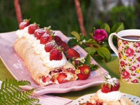 Biskuitroulade mit Erdbeeren Rezept