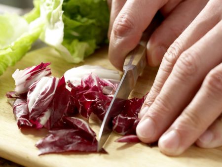Blattsalat mit geräucherter Forelle Zubereitung Schritt 1 Blattsalat mit geräucherter Forelle Zubereitung Schritt 1