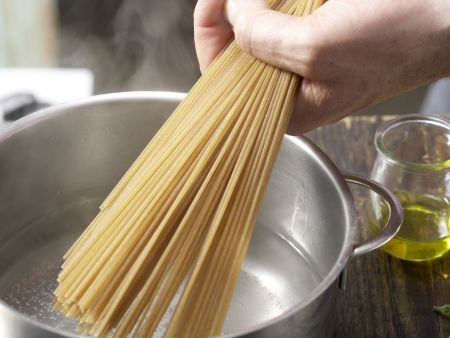 Blitznudeln mit grünem Pesto Zubereitung Schritt 1 Blitznudeln mit grünem Pesto Zubereitung Schritt 1