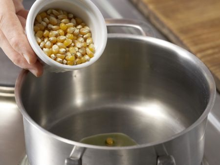 Blubber-Bowle mit Fruchtspieß Zubereitung Schritt 1 Blubber-Bowle mit Fruchtspieß Zubereitung Schritt 1