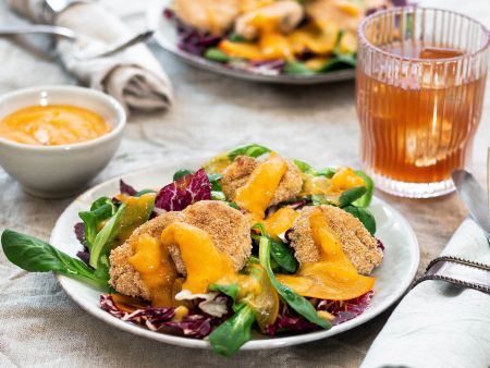 Blumenkohl-Nuggets auf festlichem Salat mit Kaki-Dressing