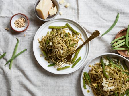 Grüne-Bohnen-Pasta mit Pesto und Pinienkernen