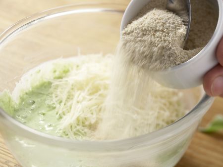 Bohnensuppe mit Quarkklößchen Zubereitung Schritt 2 Bohnensuppe mit Quarkklößchen Zubereitung Schritt 2