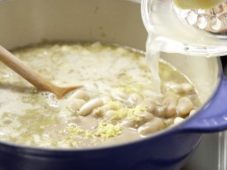 Bohnensuppe mit Quarkklößchen Zubereitung Schritt 6 Bohnensuppe mit Quarkklößchen Zubereitung Schritt 6