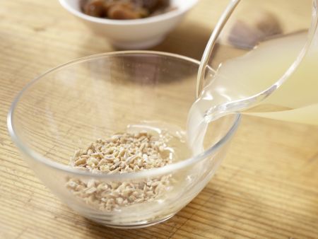 Bratapfel mit Dinkelfüllung Zubereitung Schritt 1 Bratapfel mit Dinkelfüllung Zubereitung Schritt 1
