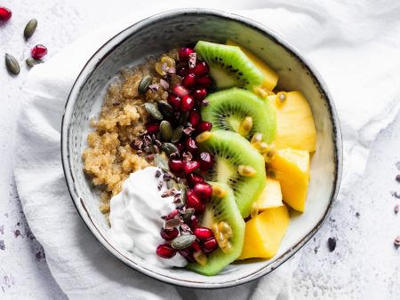Breakfast-Bowl mit Quinoa, Joghurt und Früchten
