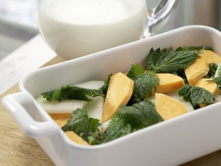 Brennnessel-Kohlrabi-Gratin Zubereitung Schritt 4 Brennnessel-Kohlrabi-Gratin Zubereitung Schritt 4
