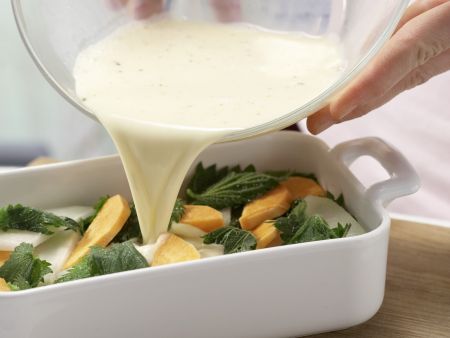Brennnessel-Kohlrabi-Gratin Zubereitung Schritt 6 Brennnessel-Kohlrabi-Gratin Zubereitung Schritt 6