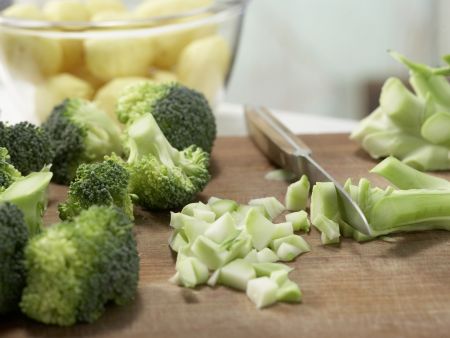 Brokkoli-Rahm-Kartoffeln Zubereitung Schritt 1 Brokkoli-Rahm-Kartoffeln Zubereitung Schritt 1