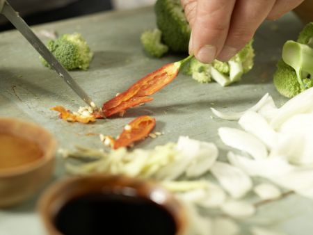 Brokkoli-Tofu-Wok Zubereitung Schritt 4 Brokkoli-Tofu-Wok Zubereitung Schritt 4