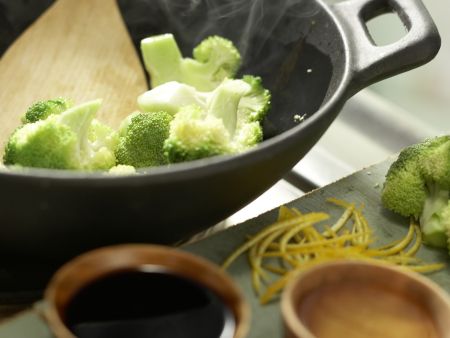 Brokkoli-Tofu-Wok Zubereitung Schritt 6 Brokkoli-Tofu-Wok Zubereitung Schritt 6
