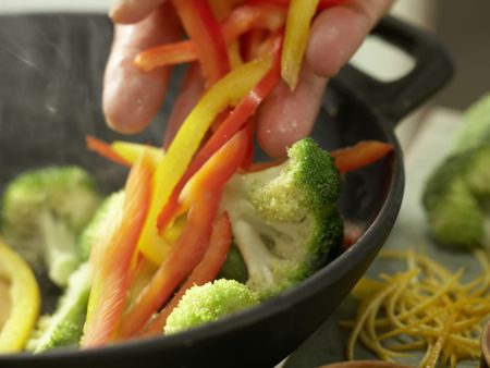 Brokkoli-Tofu-Wok Zubereitung Schritt 7 Brokkoli-Tofu-Wok Zubereitung Schritt 7