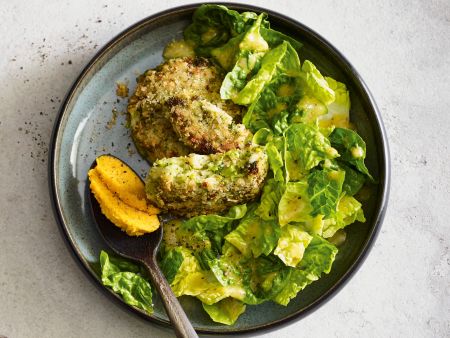 Brokkoliküchlein mit Curry-Hummus und Romanasalat