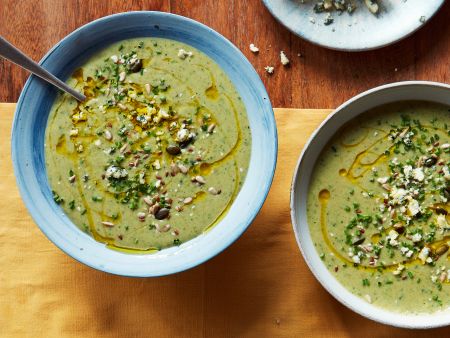 Brokkolisuppe mit Buttermilch und Blauschimmelkäse