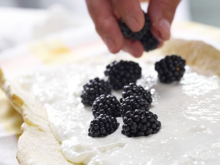 Brombeer-Biskuitrolle Zubereitung Schritt 10 Brombeer-Biskuitrolle Zubereitung Schritt 10