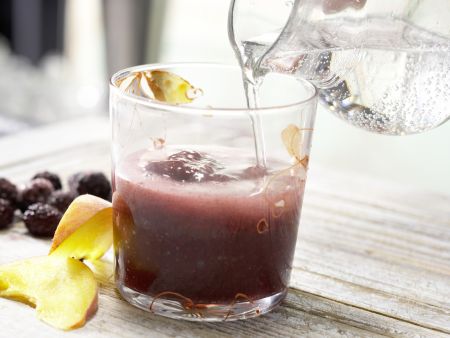 Brombeer-Pfirsich-Cocktail Zubereitung Schritt 3 Brombeer-Pfirsich-Cocktail Zubereitung Schritt 3